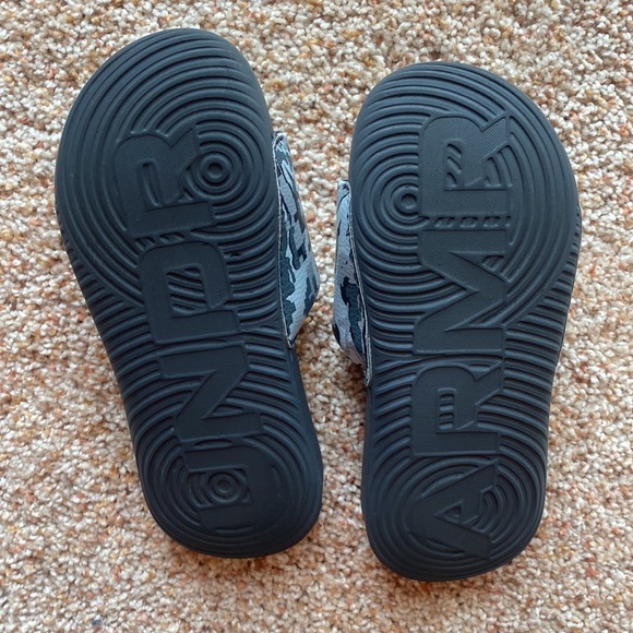 Youth little boys size 1 under armor slides - Picture 2 of 3